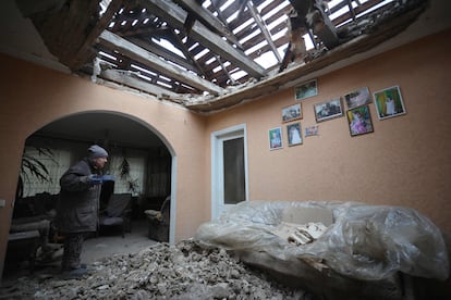 Una residente de Stanytsia Luganska, en la zona del este controlada por Kiev, observa los destrozos en su casa por un bombardeo el 18 de febrero.