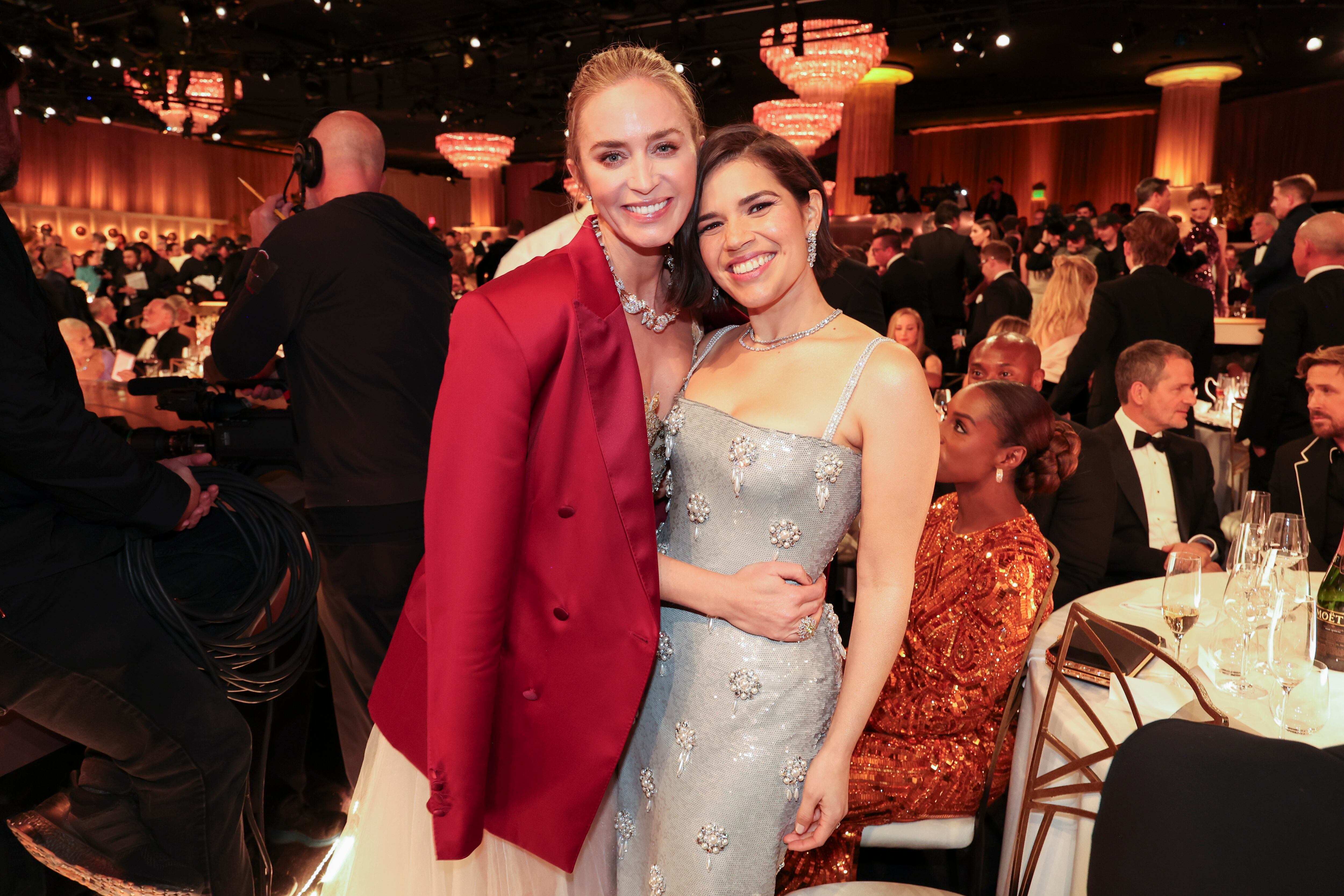 El 'Barbenheimer', el duelo entre las películas 'Barbie' y 'Oppenheimer', no afecta a dos de sus actrices de reparto, Emily Blunt (izquierda) y America Ferrera.