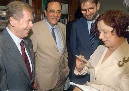 Ana Palacio conversa con el ex presidente checo, Vclav Havel, ayer en Madrid, en el foro sobre el futuro de Cuba.