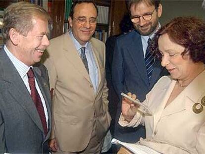 Ana Palacio conversa con el ex presidente checo, Václav Havel, ayer en Madrid, en el foro sobre el futuro de Cuba.