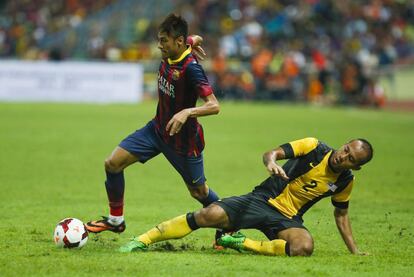 Neymar se marcha de un rival