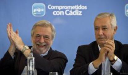 El secretario de Estado de Administraciones Públicas, Antonio Beteta (i), y el vicesecretario general de Política Autonómica y Local del PP, Javier Arenas (d), aplauden durante la Intermunicipal del PP de Cádiz en Chiclana de la Frontera.