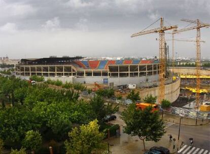 El estadio del Levante y, al lado, los terrenos que vendió en 2006.