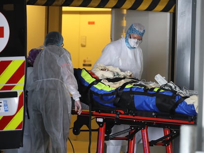 Traslado de un paciente desde un hospital de París a un centro de Rennes (Francia), el domingo.