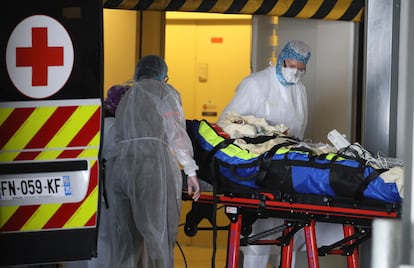 Traslado de un paciente desde un hospital de París a un centro de Rennes (Francia), el domingo.