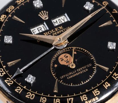 Una de sus grandes particularidades es su esfera negra, con cinco diamantes en la posición de los números pares en el dial horario. También su indicador de fase lunar y la posición del logotipo de Rolex lo convierten en un modelo especial.