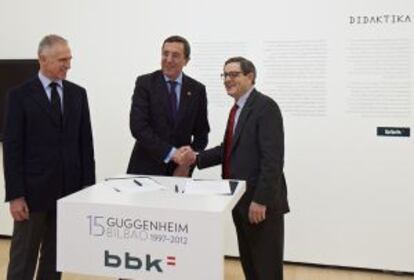 José Luis Bilbao (en el centro) y Mario Fernández se dan la mano en presencia del director general del Museo Guggenheim Bilbao, Juan Ignacio Vidarte, ayer, tras la firma del convenio.