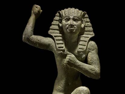Estatuilla de bronce en actitud de júbilo, alrededor de 664-332 a. C