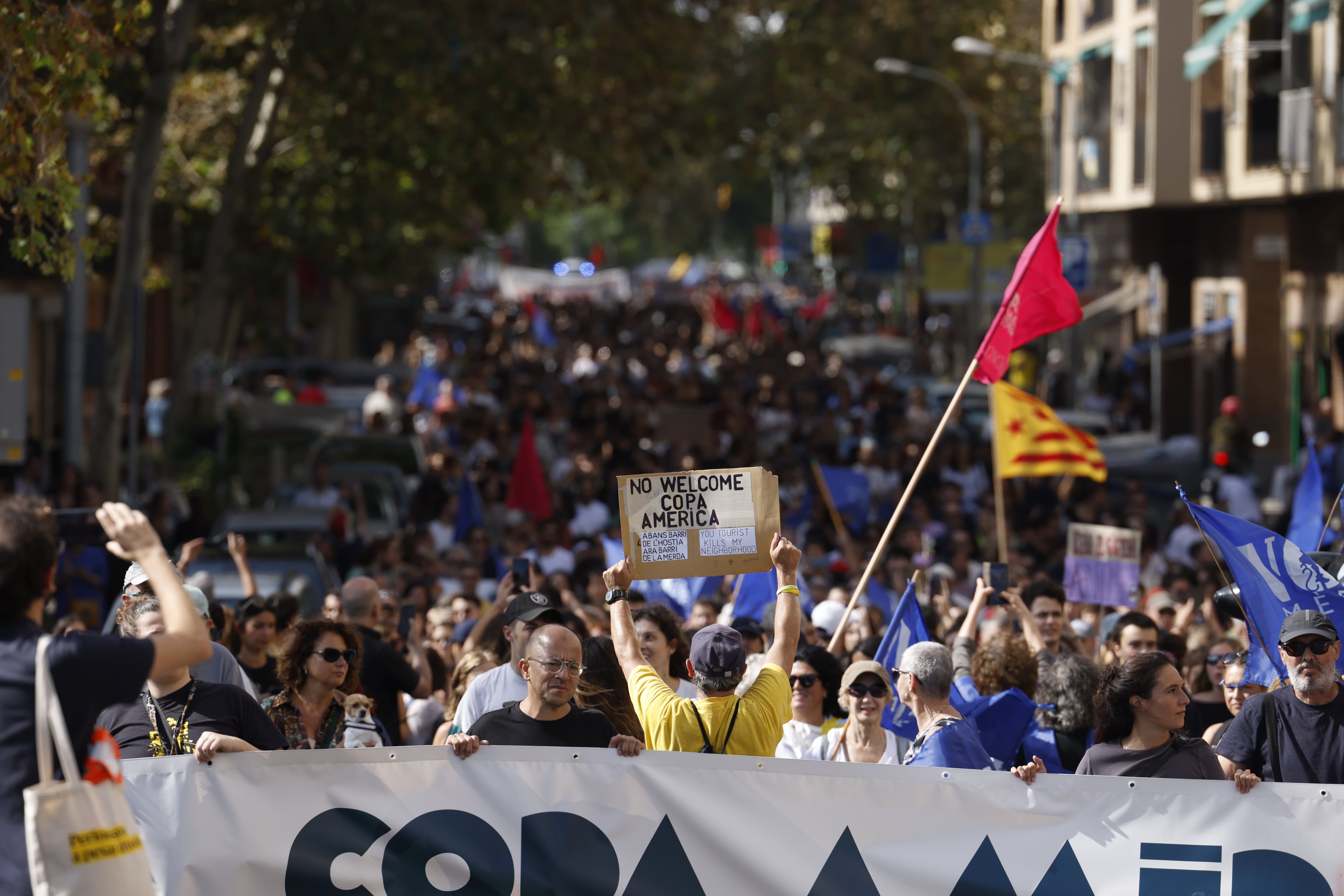 Miles de personas se manifiestan en Barcelona contra la Copa del América