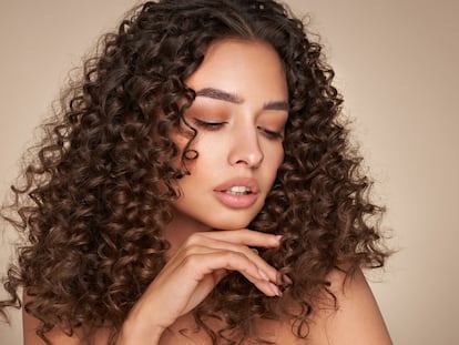 Chica con el pelo rizado.