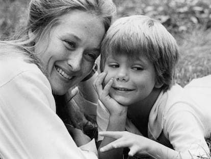 Meryl Streep da vida a una mujer que cree que su hijo estará mejor sin ella en la película de 1979 'Kramer contra Kramer'.