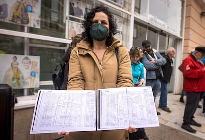 Una mujer sostiene una copia del registro de la cárcel de Burriana, situada durante la posguerra en el actuar centro municipal de cultura de la Mercé de Burriana, este martes durante la manifestación.