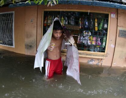 Un niño en una tienda de comestibles, en San Jose, provincia de Nueva Ecija, afectada por el tifón.