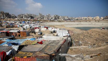 Tiendas de campaña de desplazados palestinos, junto a un depósito de aguas residuales, este lunes en Jan Yunis.