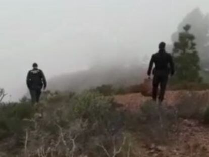 La policía detiene al progenitor, de nacionalidad alemana, y halla los cadáveres en una cueva. El pequeño deambuló solo cinco horas por el monte