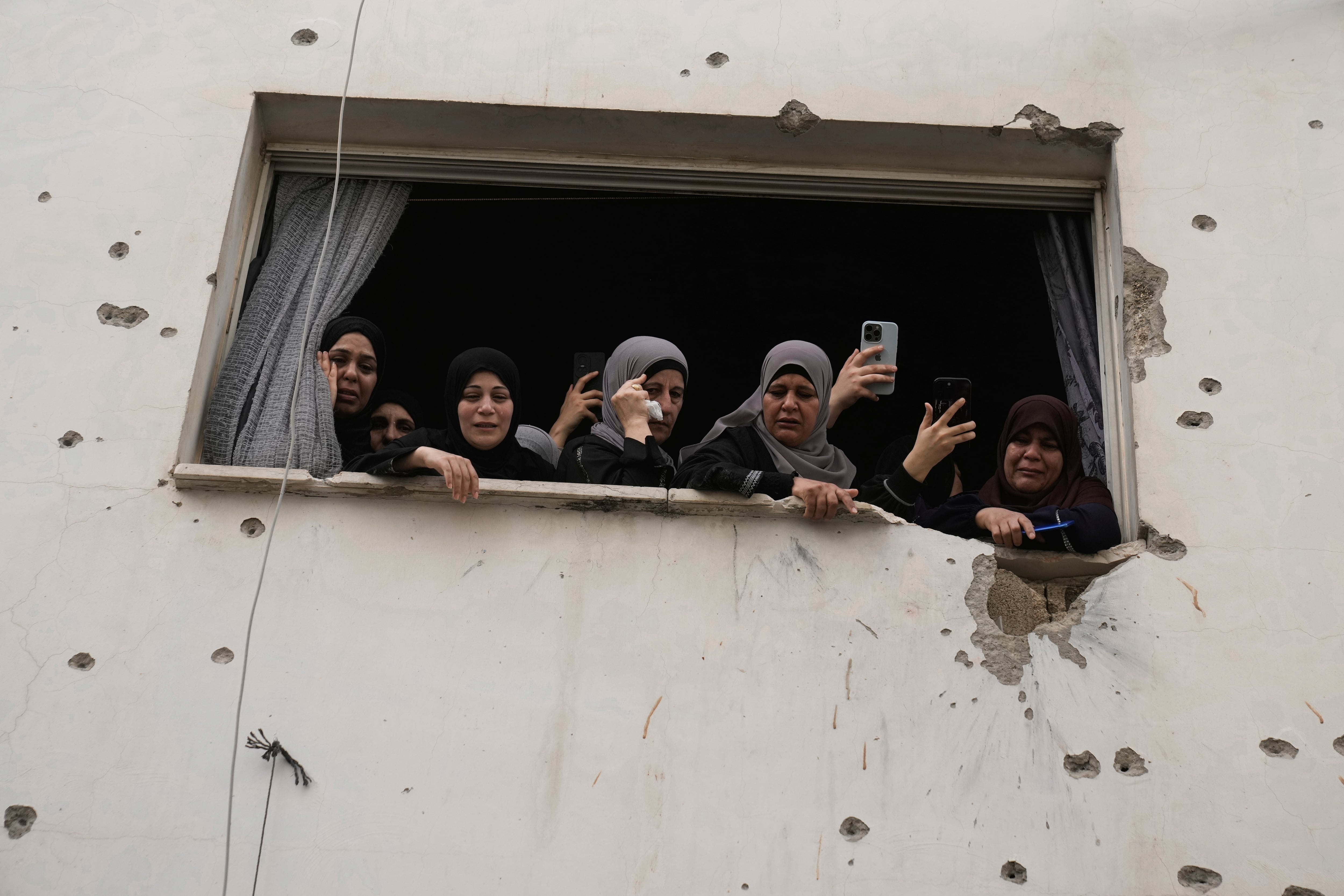 Huir campo a través o escondiendo a los niños: nueve días para escapar en Yenín del avance israelí