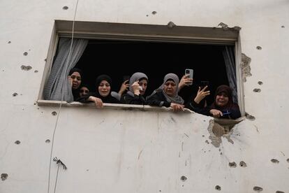 Palestinas observan el cortejo fúnebre de los muertos en la última ofensiva militar israelí en Yenín, desde un edificio dañado por los disparos, el 6 de septiembre de 2024.