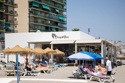 A pie de playa, el restaurante también ofrece hamacas.