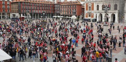Aficionados del Atlético de Madrid se concentran en el centro de Valladolid horas antes del partido. La avalancha de seguidores del Atlético de Madrid para celebrar un posible título de LaLiga ha generado un refuerzo de los dispositivos de seguridad en Valladolid.