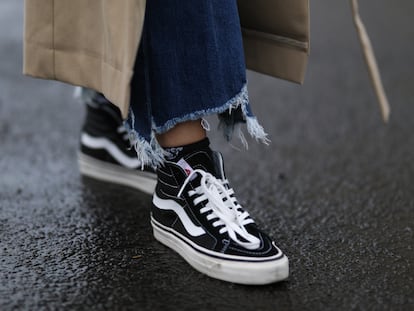 De bota o de perfil bajo, las zapatillas negras son perfectas para llevar todo el año. GETTY IMAGES