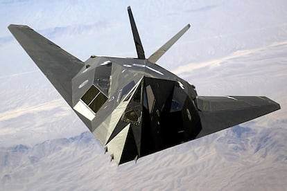 Un Lockheed F-117 Nighthawk vuela sobre las montañas de Nevada en 2002.