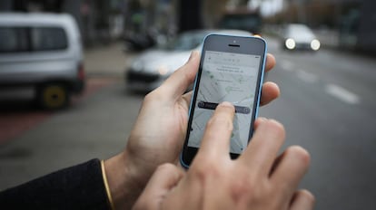 Un usuario de Uber solicita un vehiculo en Barcelona cuando operaba en la ciudad.