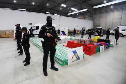 Un grupo de agentes custodiaban el lunes el alijo de ocho toneladas de cocaína hallado en un contenedor en el puerto de Algeciras (Cádiz).