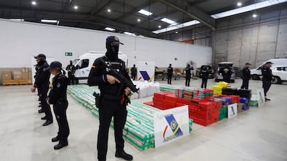 Un grupo de agentes custodiaban el lunes el alijo de ocho toneladas de cocaína hallado en un contenedor en el puerto de Algeciras (Cádiz).