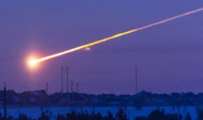 Imagen del b&oacute;lido que cruz&oacute; el cielo de la ciudad rusa de Cheli&aacute;binsk, la ma&ntilde;ana del 15 de febrero de 2013.