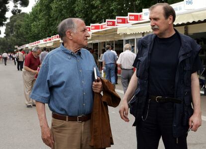 El escritor Juan Goytisolo (i) junto al narrador bosnio Dzevad Karahasan (d), en la Feria del Libro de Madrid, en 2005.