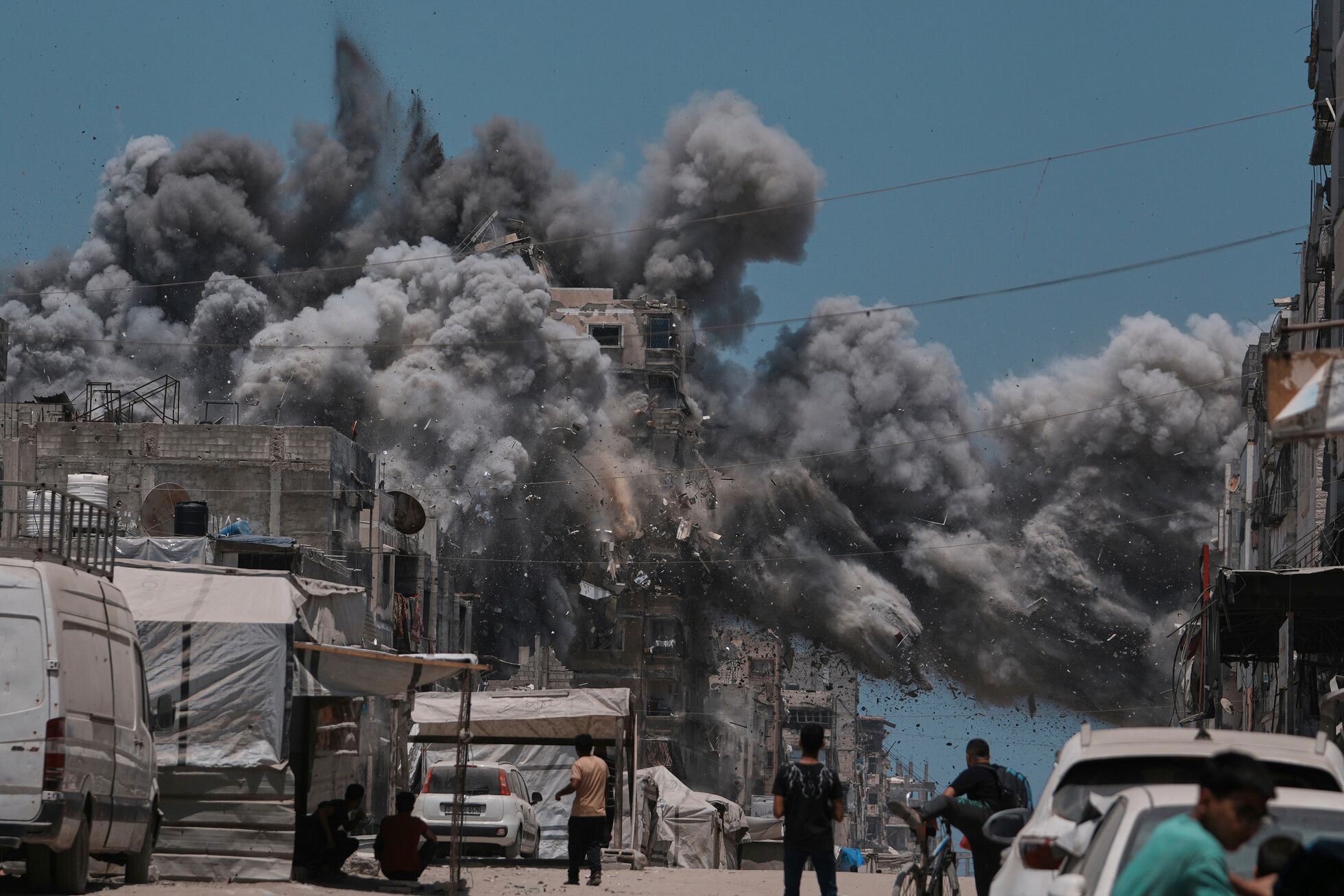 Searching for food in Gaza turns into a deadly race among flying ...