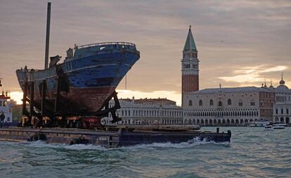 Llegada a Venecia de 'Barca Nostra', obra de Christoph Bucher a partir del barco hundido en el Mediterráneo en 2015 con 700 inmigrantes abordo.