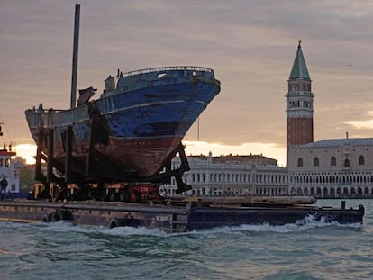 Llegada a Venecia de 'Barca Nostra', obra de Christoph Bucher a partir del barco hundido en el Mediterráneo en 2015 con 700 inmigrantes abordo.