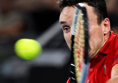 Bautista devuelve la pelota, durante el primer partido de la final de la ATP Cup.