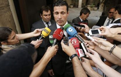 El presidente del Valencia, Amadeo Salvo, esta ma&ntilde;ana tras la reuni&oacute;n con Bankia.