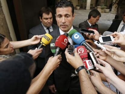 El presidente del Valencia, Amadeo Salvo, esta ma&ntilde;ana tras la reuni&oacute;n con Bankia.