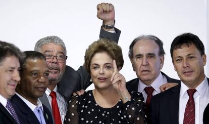 Rousseff, rodeada de colaboradores, en abril. 
