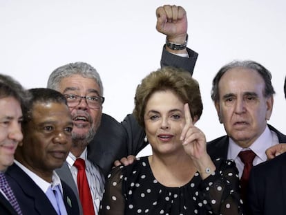 Rousseff, rodeada de colaboradores, em abril