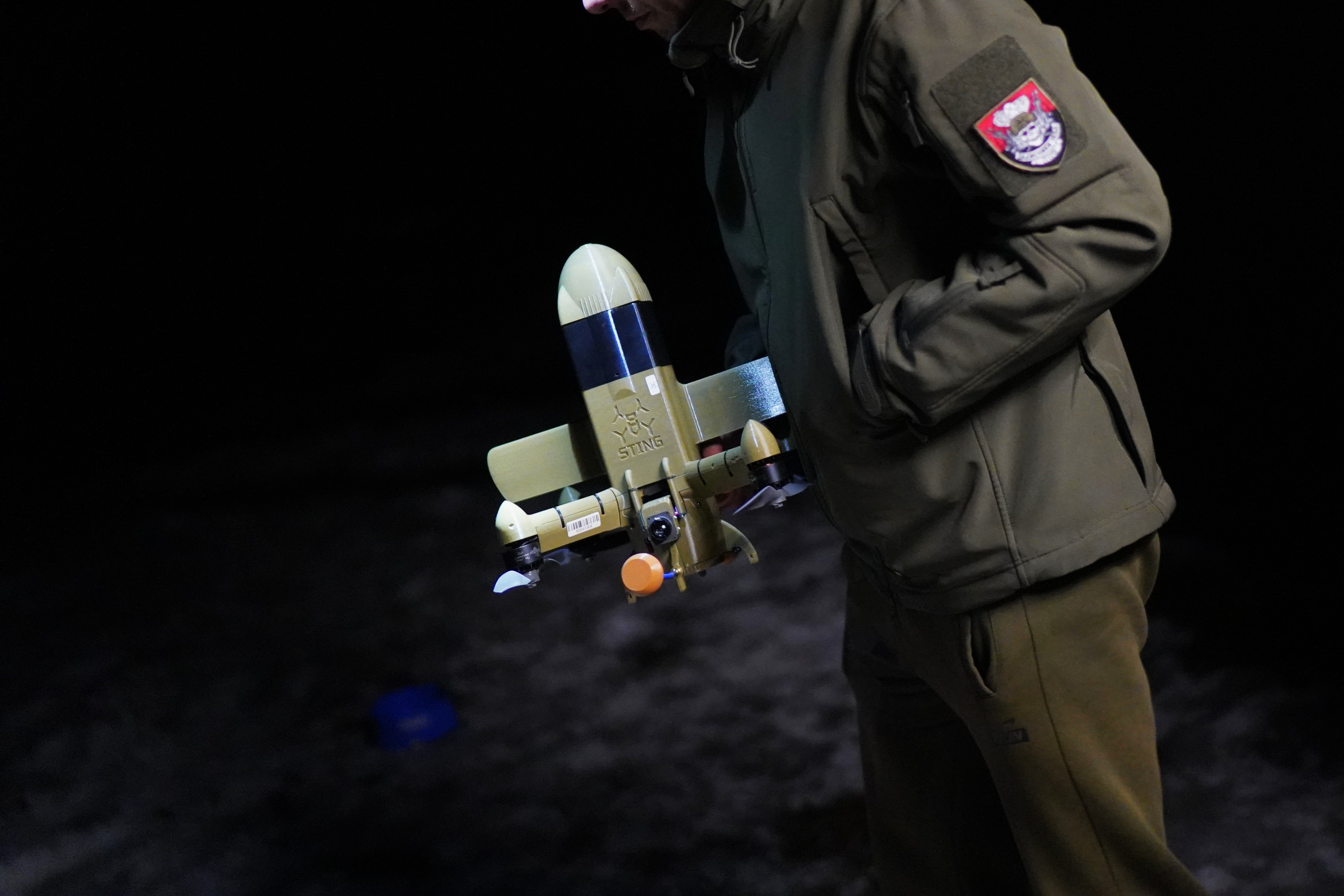 Un militar sostiene un dron Sting en su posición a un centenar de kilómetros de la frontera rusa en la región ucrania de Chernihiv.