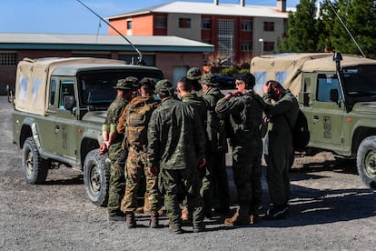 Grupo de militares ucranianos preparando un entreno, este lunes.