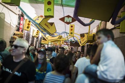 El carrer de la Perla se centra en la crítica al turisme.