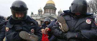 La polic&iacute;a detiene a un manifestante contrario a la presencia militar rusa en Crimea, durante una marcha en San Petesburgo. 