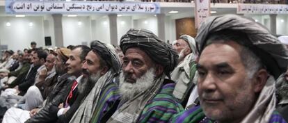 Miembros de la asamblea de la Loya Jirga afgana reunida el jueves en Kabul.