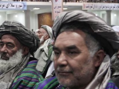Membros da assembleia da Loya Jirga afegã reunida na quinta-feira em Kabul.