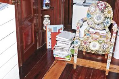 La casa de Cascais ya estaba amueblada, pero ha introducido algunas piezas: aqu&iacute;, la Spring Ghost, una de las c&eacute;lebres sillas Louis Ghost, cubierta de ganchillo por la artista Joana de Vasconcelos.