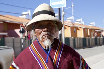 Nueva Fuerabamba tiene un centro de salud (en la imagen), escuelas, tres templos para distintas religiones, un mercado, canchas deportivas y un terminal terrestre, pero muchos se han ido a vivir a otras partes porque no tienen nada que hacer allí y no se sienten a gusto. También denuncian que la empresa no ha cumplido todos sus acuerdos en aspectos como la atención sanitaria y la calidad de los profesores de sus hijos.