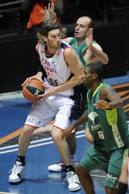 Herrmann, del Baskonia, defendido por Carlos Jiménez.