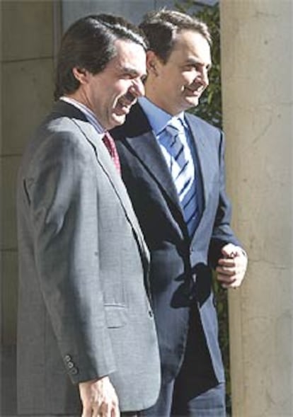 Aznar y Zapatero, en la puerta del palacio de la Moncloa.