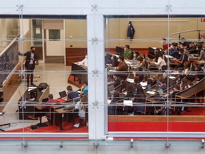 Un profesor imparte clase en la Universidad Pompeu Fabra, en una imagen de archivo.