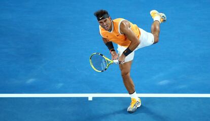 Nadal sirve durante el partido contra Frances Tiafoe.